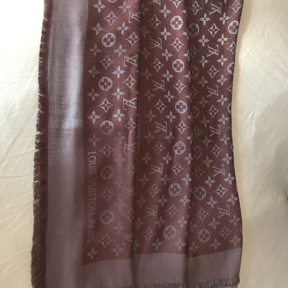 Louis Vuitton Monogram Shine Shawl - Picture 4 of 5